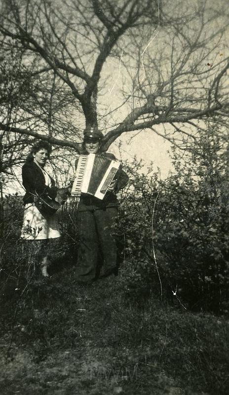 KKE 2355.jpg - Fot. Na spacerze. Od lewej: Maria Kołakowska (z domu Bujko) – mama Janusza Kołakowskiego i Jadwiga Florczak, Olsztyn, 1946 r.